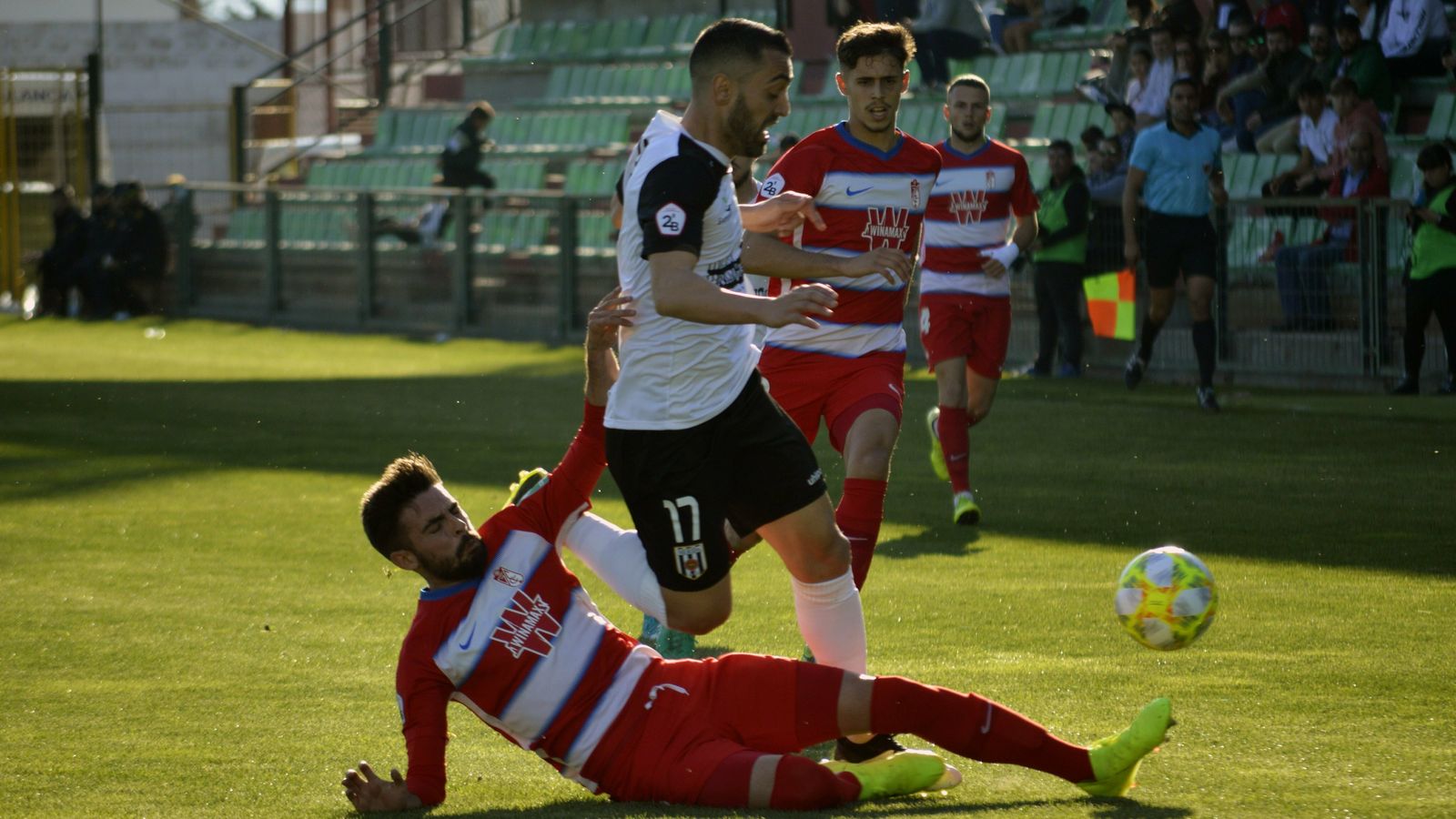 Héctor se lanza al suelo para cortar un ataque del Mérida.