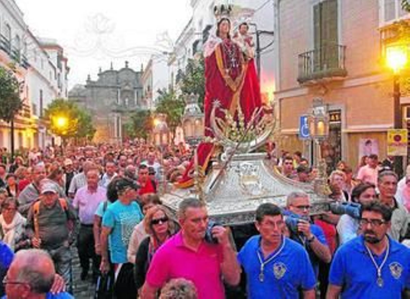 La Virgen de la Luz avanza por la Calzada de Tarifa hacia la salida del casco histórico poco después de las 8:00 de la mañana de ayer.