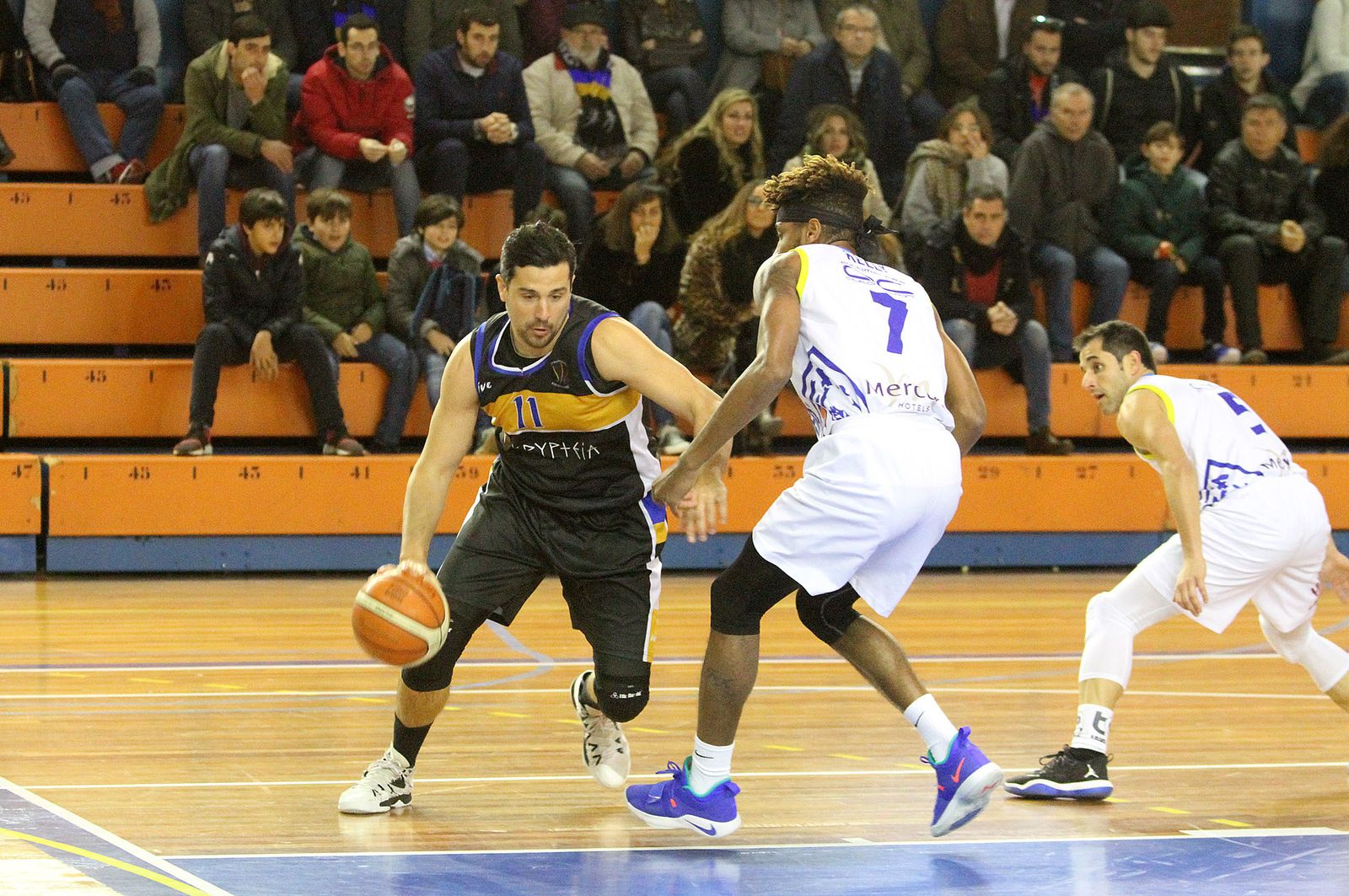 Un jugador del Krypteia conduce la pelota en un choque anterior.