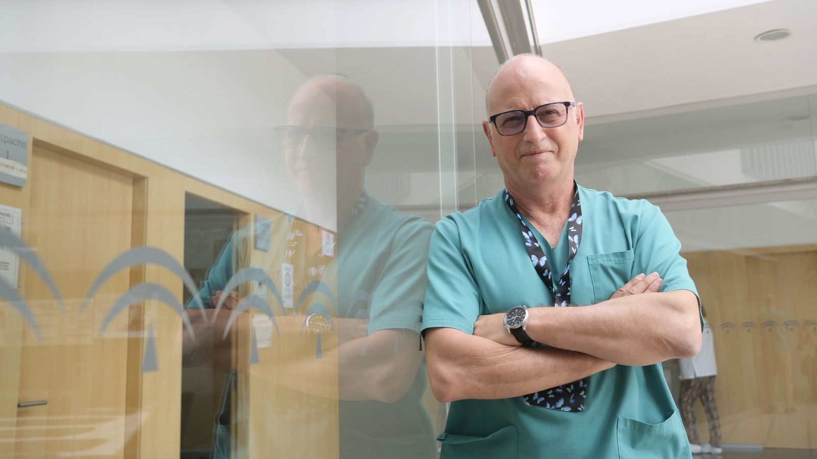 El doctor, en la entada del cenro de salud Lucano.