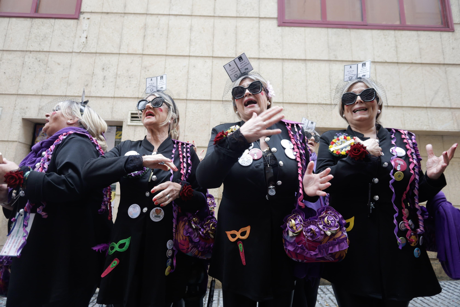 Las mejores imágenes de un Lunes de Coros pasado por agua en el Carnaval de Cádiz 2024