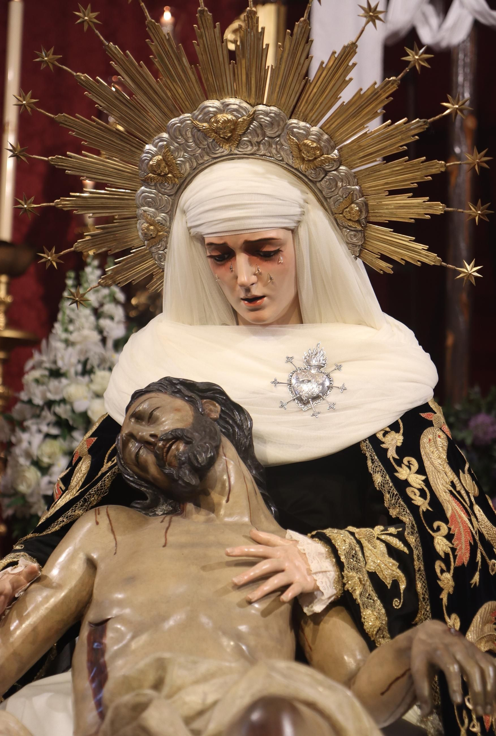 Sevilla acaricia la Semana Santa en un Domingo de Pasión lleno de cultos