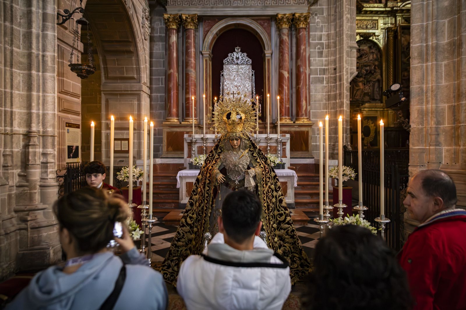 Imágenes de los besapiés y besamanos del Primer Domingo de Cuaresma en Jerez
