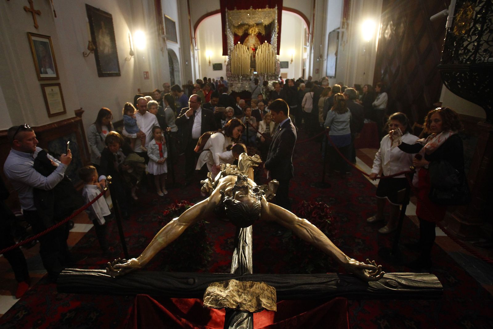 Besapies del Cristo del Cachorro y besamanos del Jesús Nazareno