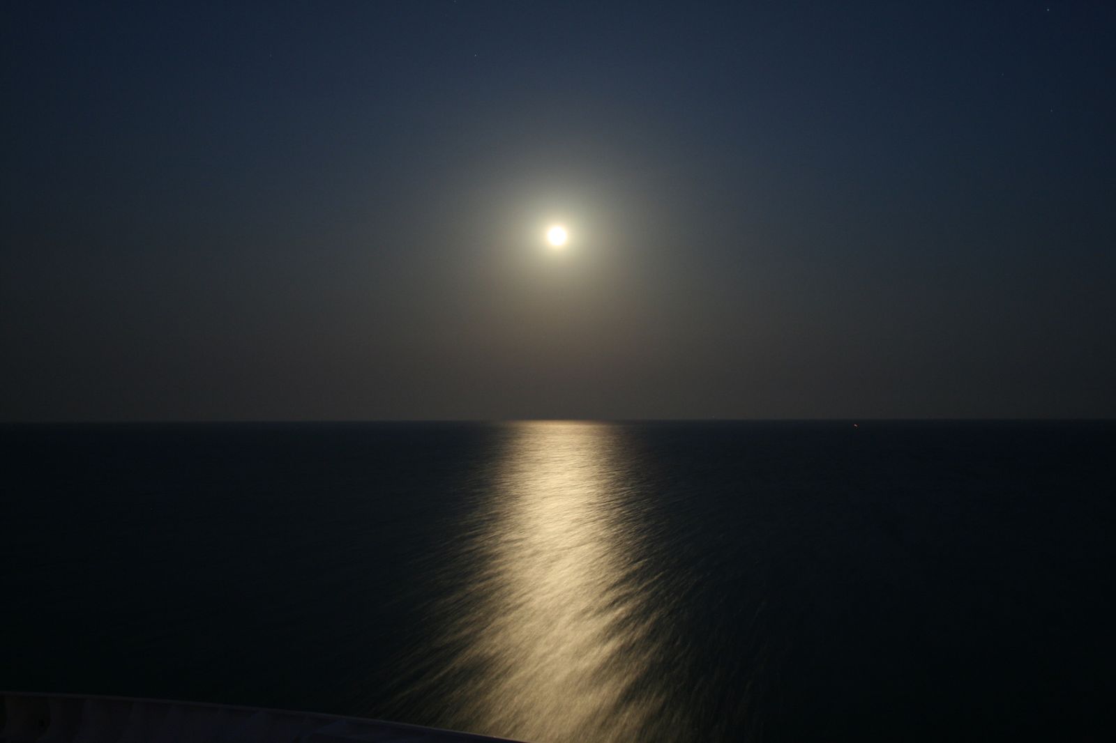 Luna llena de verano en el Mediterráneo