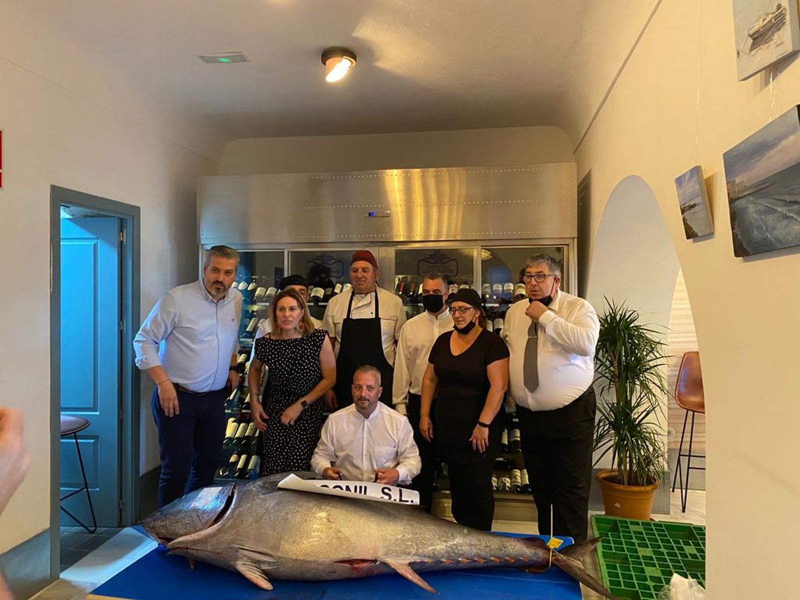 El personal del restaurante Casa Flores, junto al atún del Carmen de Conil.