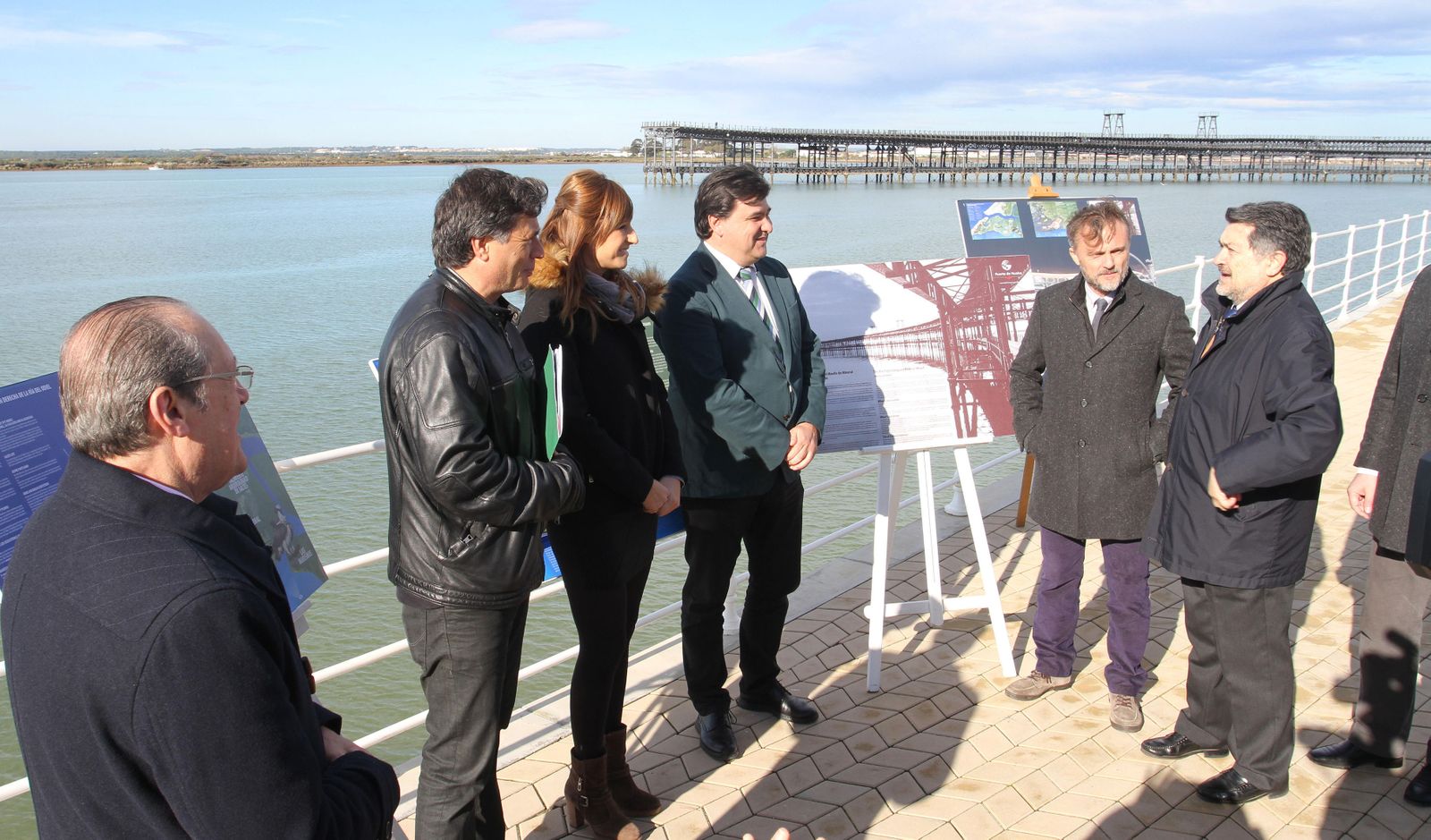 Juan José Blanco, Enrique Martínez, Rocío Jiménez, Gabriel Cruz, José Fiscal y Javier Barrero, ayer en el Paseo durante la inauguración de los nuevos paneles informativos.