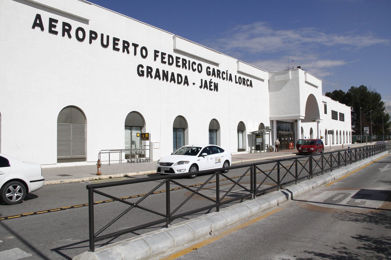 Solamente una veintena de taxis de Chauchina y Santa Fe tienen licencia para recoger pasajeros en el aeropuerto.