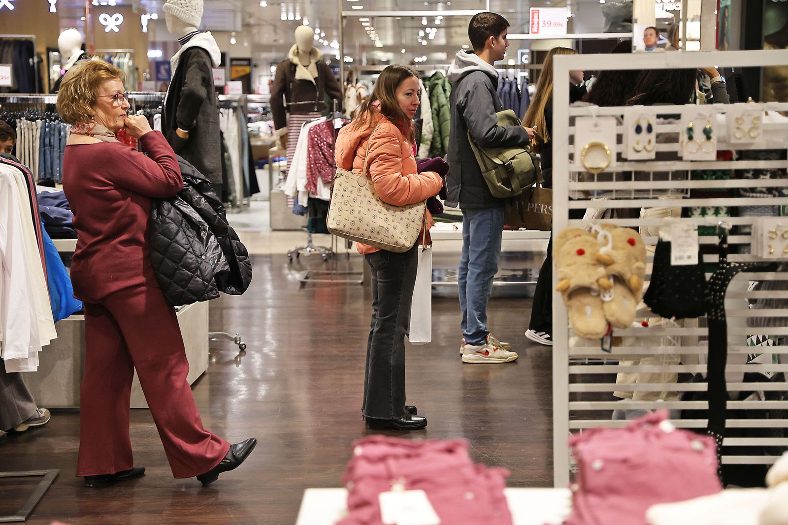 Las fotos del primer día de rebajas en El Corte Inglés de Huelva: frío, colas y descuentos