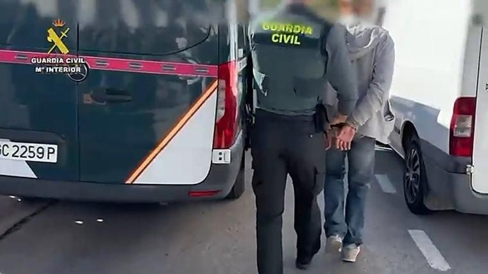 Uno de los detenidos por los agentes es conducido a los juzgados.