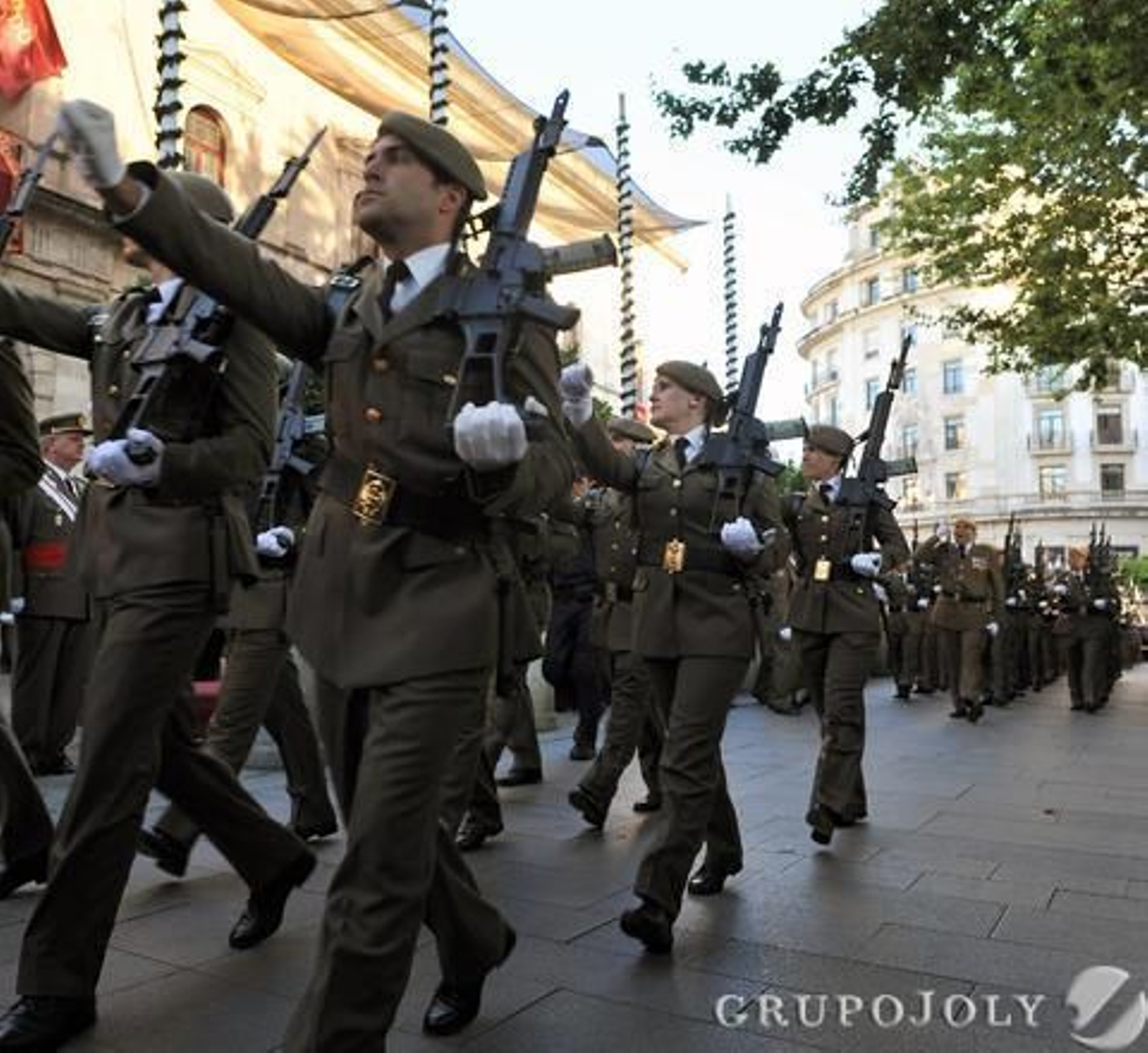 Las imágenes de la jura de bandera y el desfile militar del Día de San Fernando
