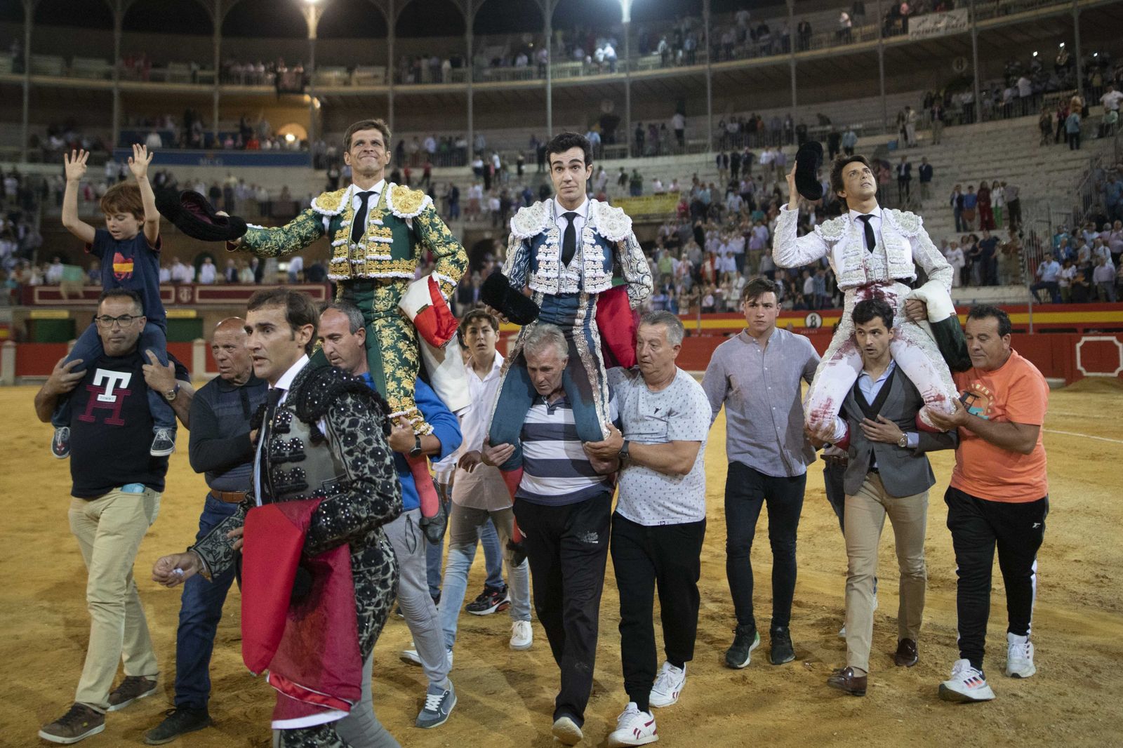 Los tres diestros de la noche salen a hombros de la Plaza de Toros