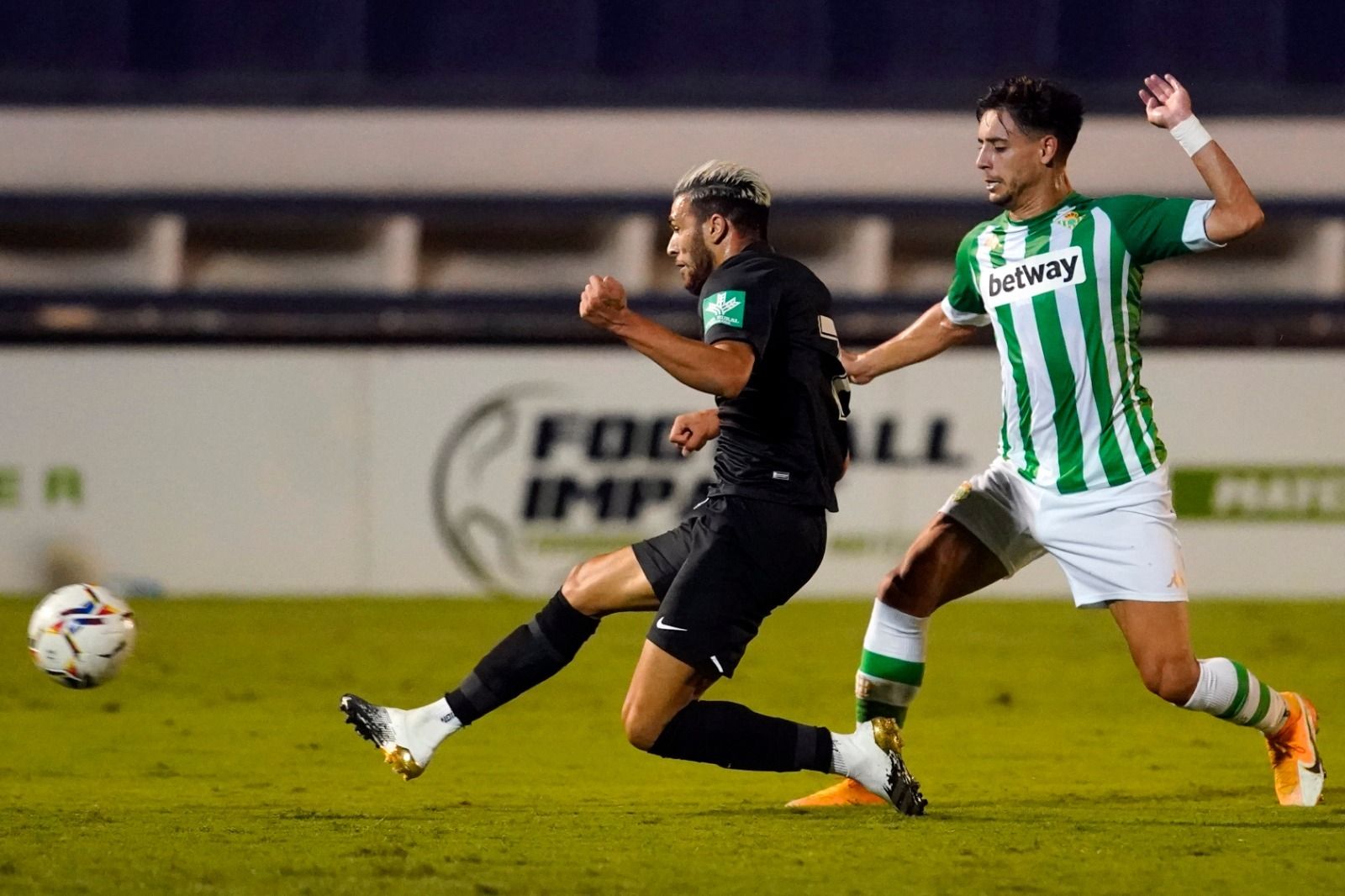 Antoñín remata para marcar el segundo gol del Granada