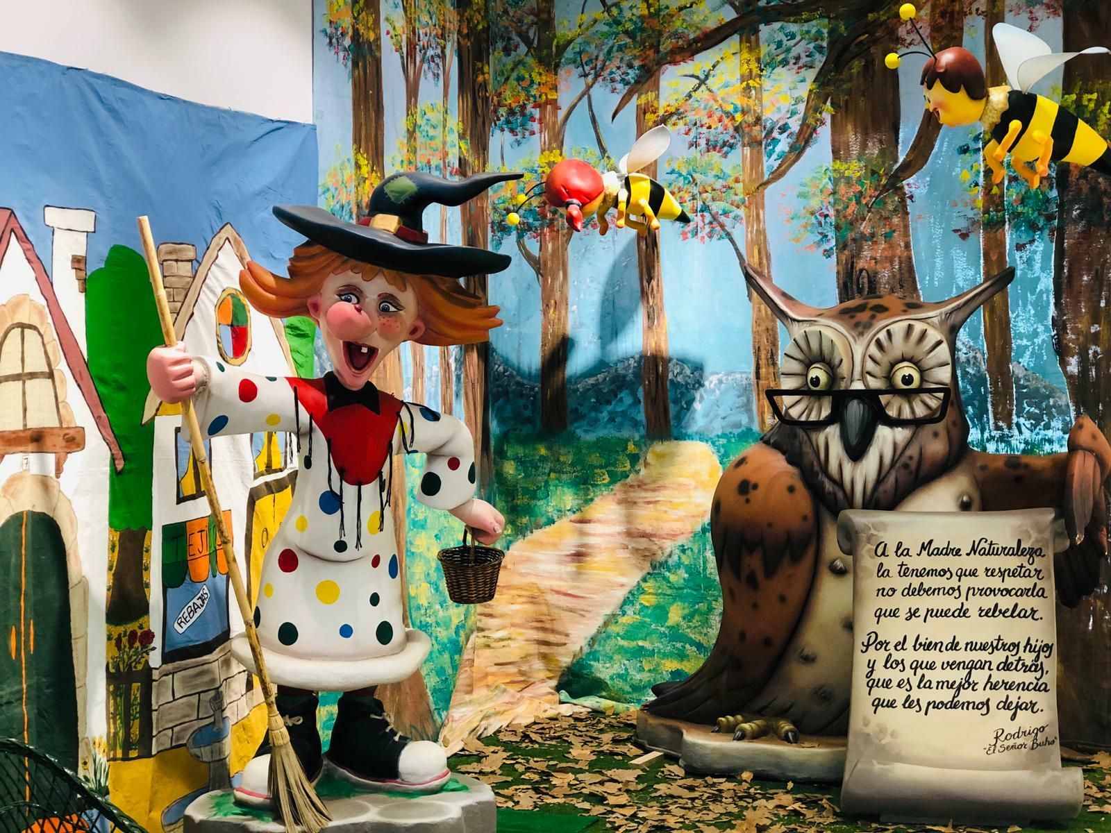 Los protagonistas de los cuentos como la Bruja Tomasa o El Señor Búho se muestran en forma de ninots realizados por el maestro fallero Raúl Sebastián Falguera, en la RTVA.