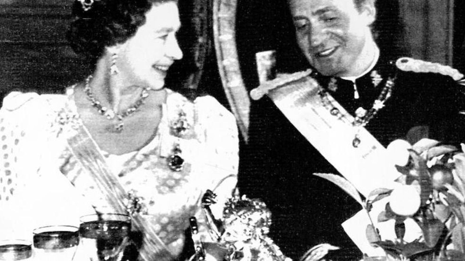 Isabel II con el Rey Juan Carlos, durante una visita oficial.