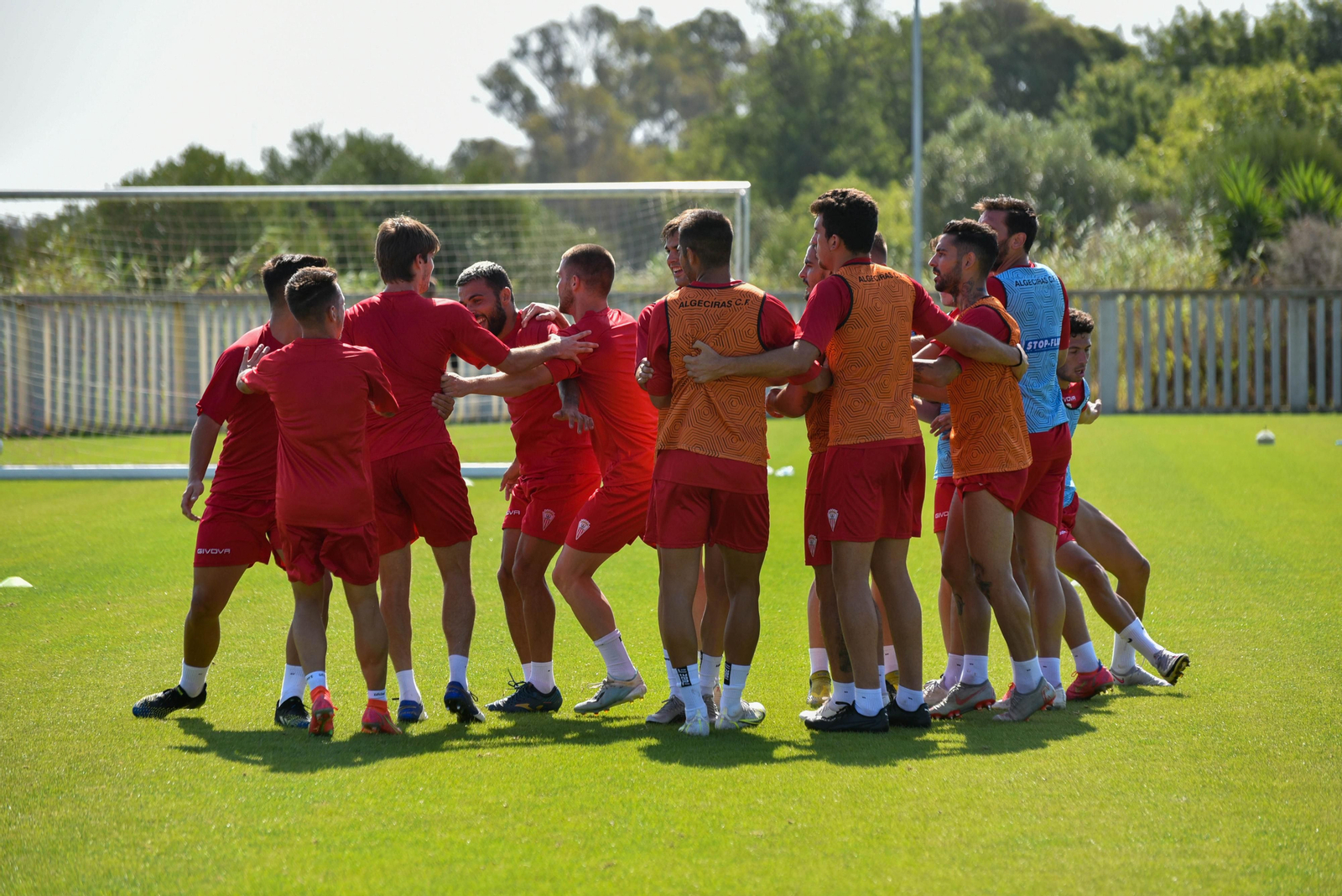 Los jugadores del Algeciras, en un ejercicio de pretemporada.