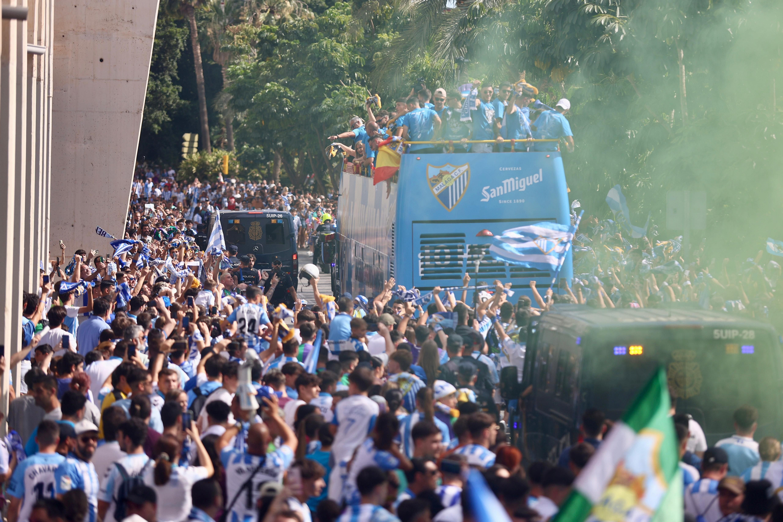 El malaguismo sale a la calle en avalancha: Las fotos de la celebración del ascenso