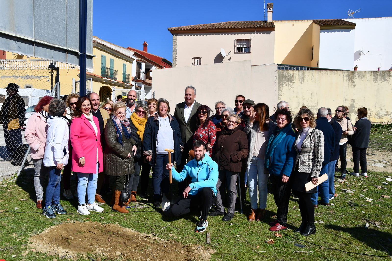 Foto de familia después de la colocación de la primera piedra