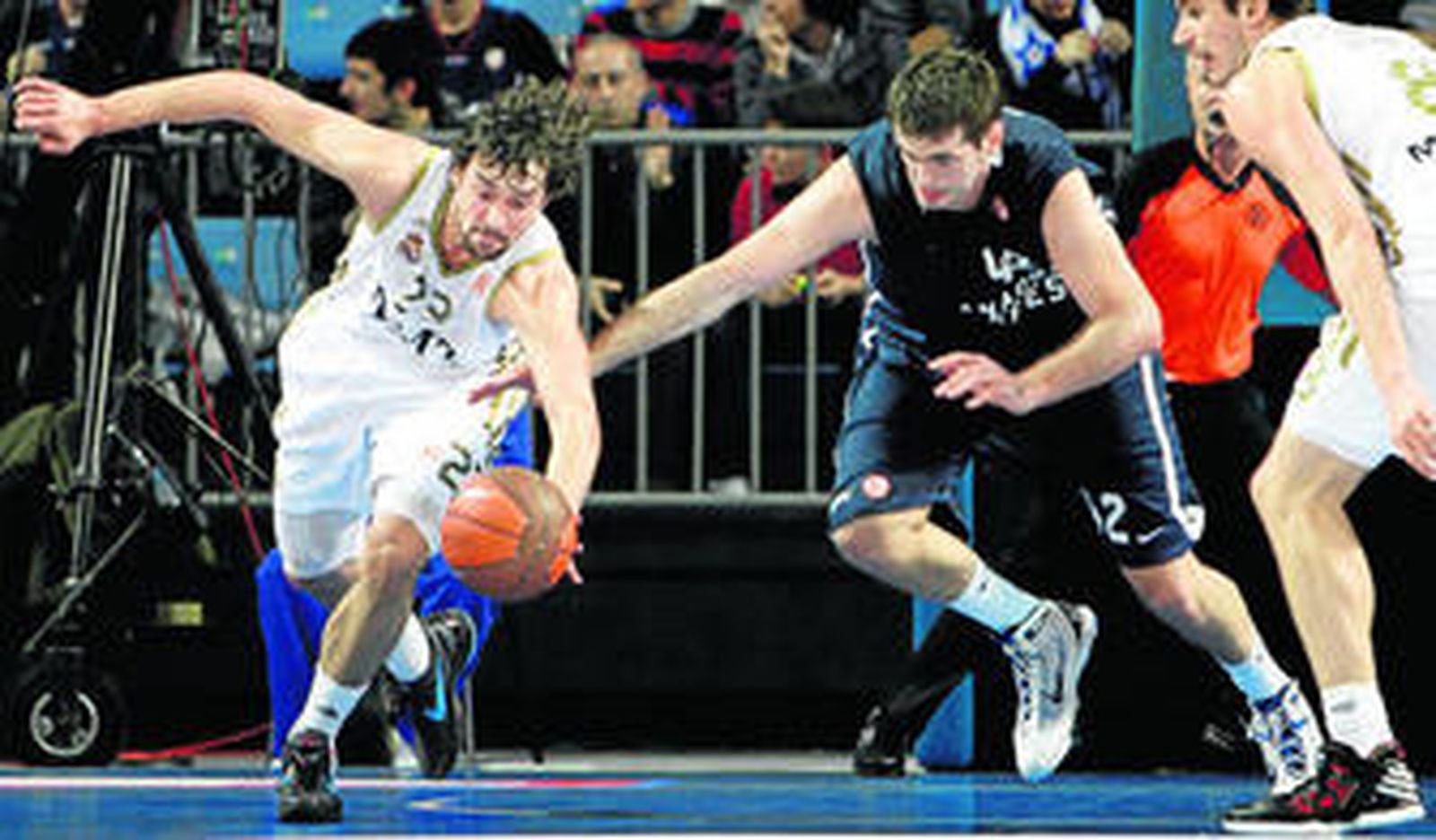 Sergio Llull y Ersan Ilyasova combaten por un balón dividido en Estambul.