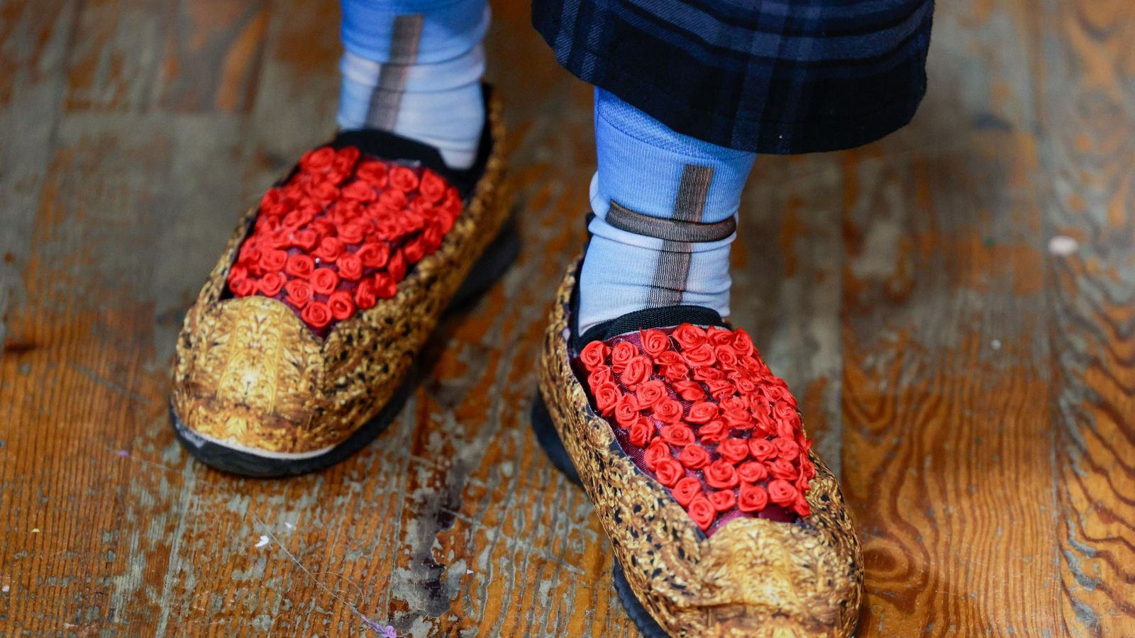 Los zapatos de la chirigota a modo de paso.