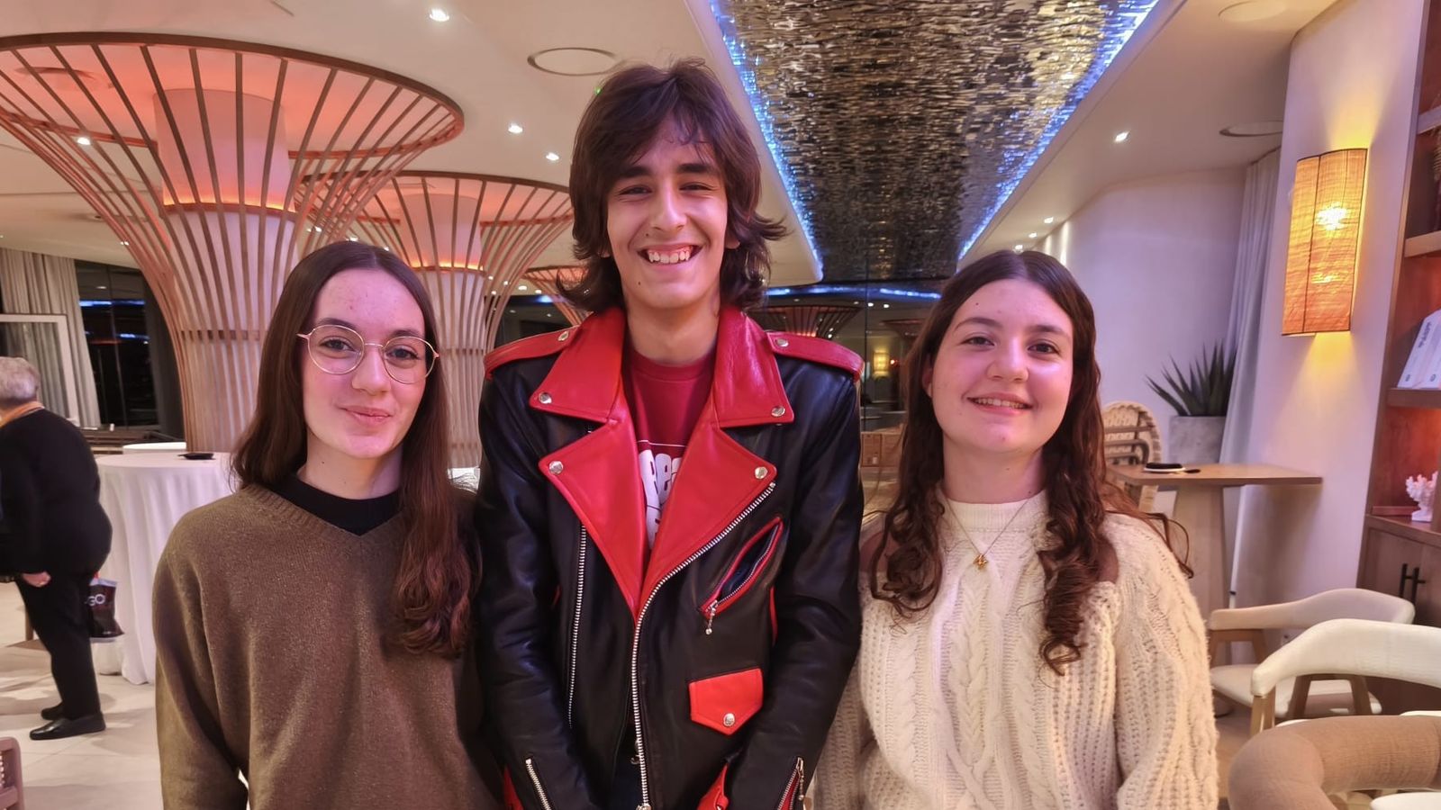 John Juárez, que abrió el concierto y Mar e Isabel, dos jóvenes seguidoras.