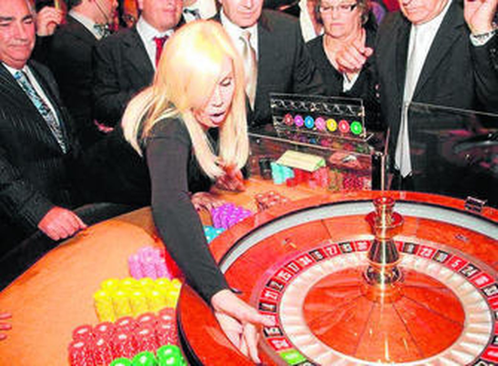 Manuel Lao (izqda.) en la inauguración de un casino en Sudamérica.
