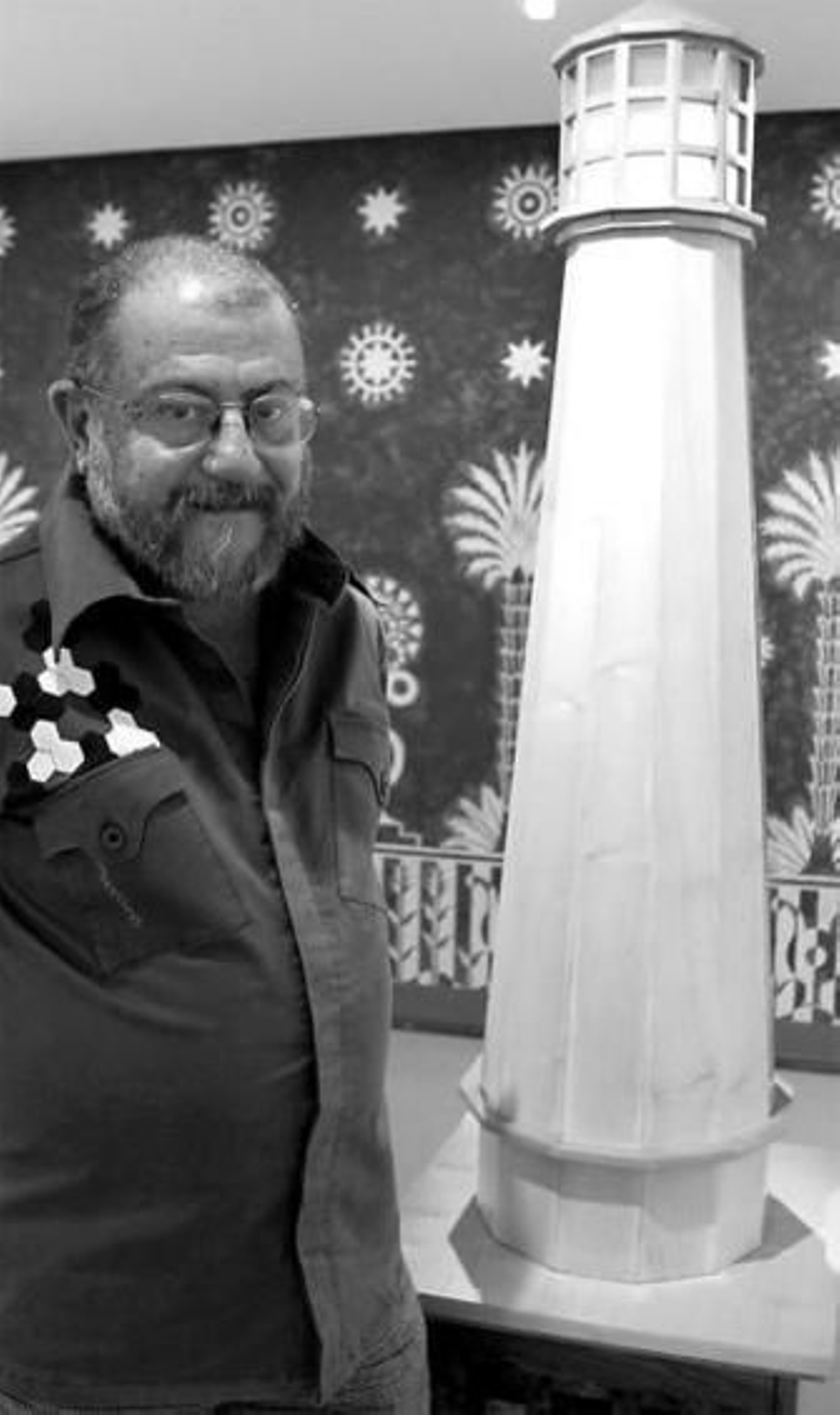 Pérez Villalta posa junto a una de las obras expuestas.