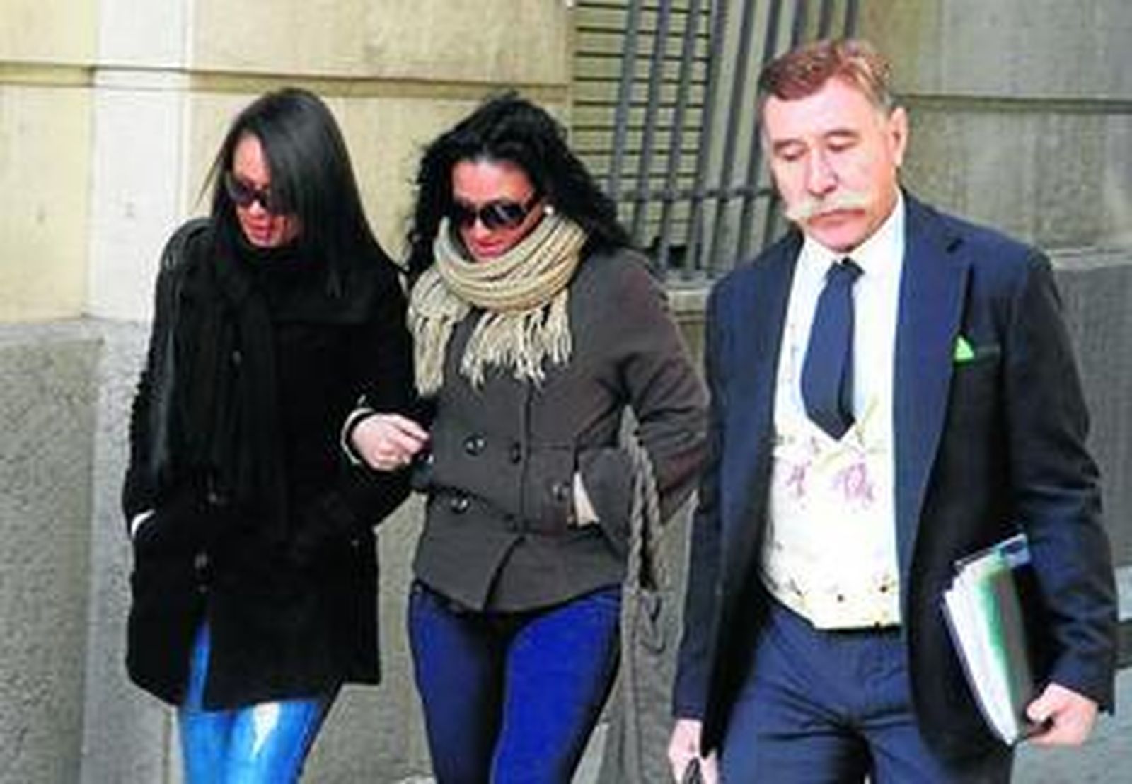El abogado Marcos García Montes acompaña a su cliente Violeta S. G. (izda.) en los juzgados.