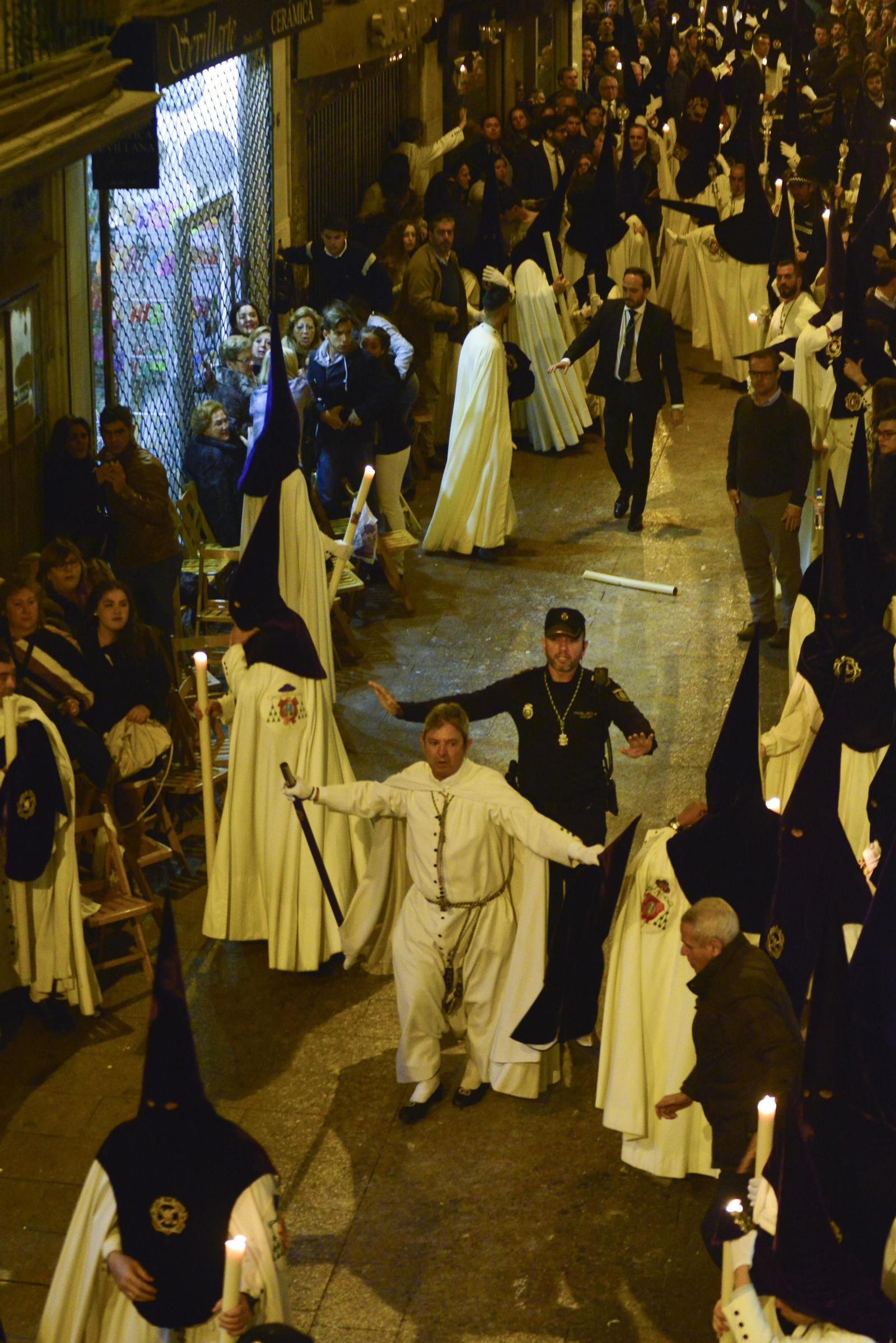 2017. Un nazareno de la Macarena pide calma tras la avalancha en Sierpes.