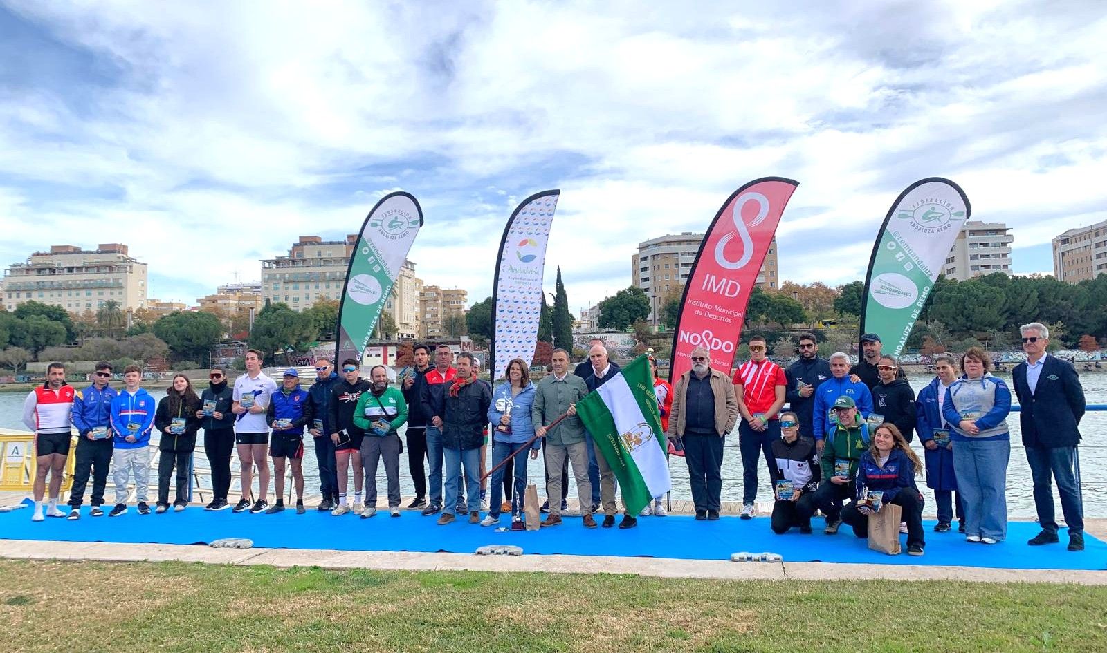 El Club Náutico Sevilla, con la bandera de Andalucía, en el podio final.