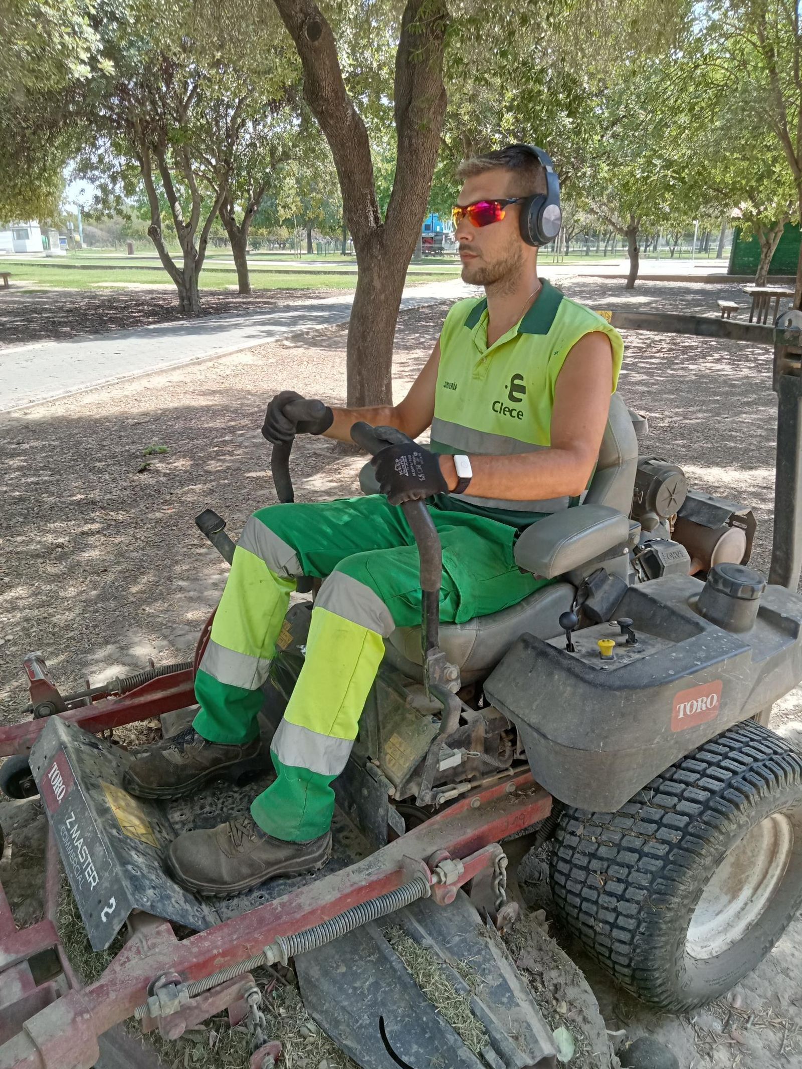 Uno de los trabajadores de Clece con la pulsera.