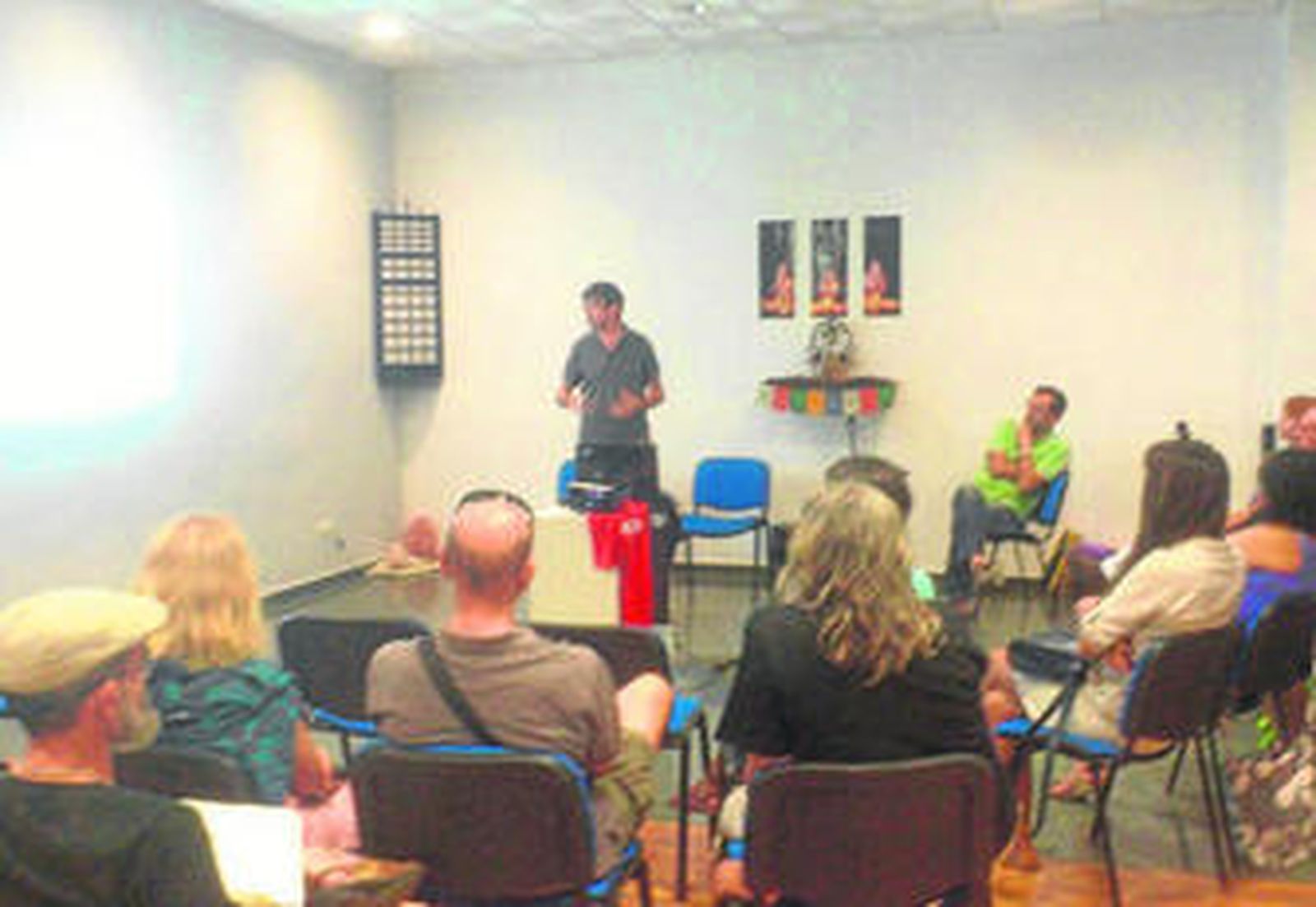 Iñaki Colorado, en las instalaciones de Equo, explicando las claves de esta fusión comercial.