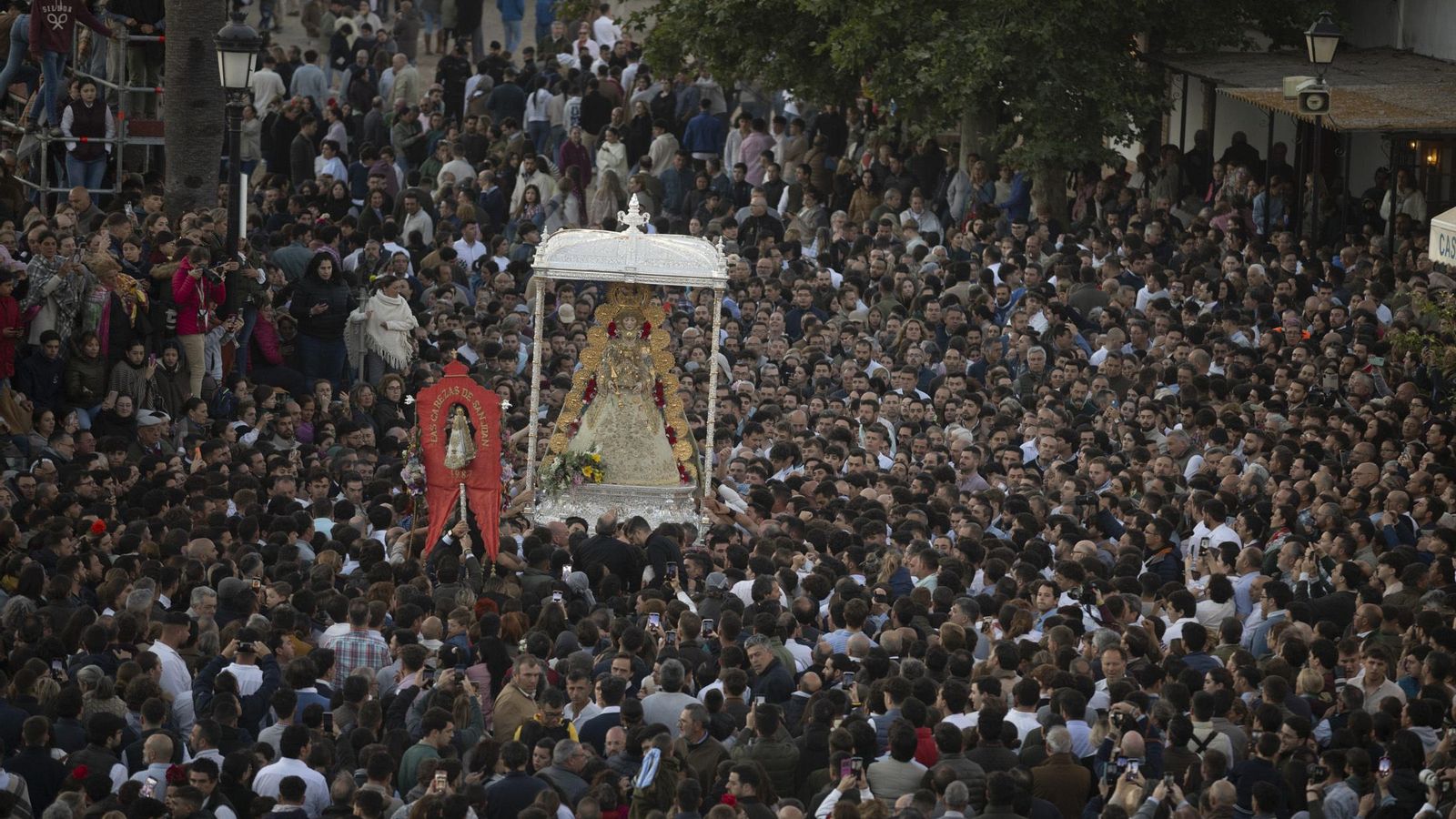 La procesión de la Virgen del Rocío en la aldea.