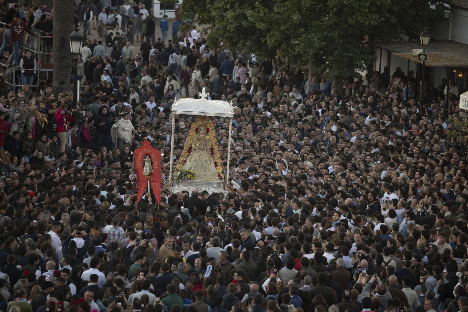 Las mejores imágenes de la procesión de la Virgen del Rocío en la aldea