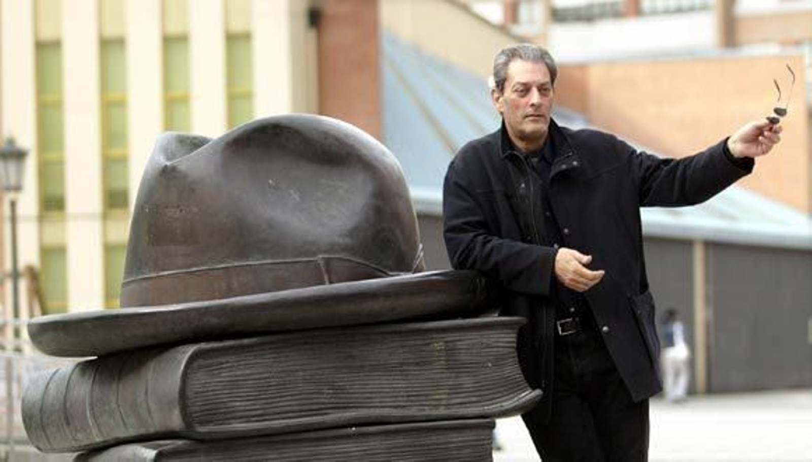 Paul Auster, junto a una estatua de Eduardo Úrculo en el campus de la Universidad de Oviedo. / Xavier Bertral.