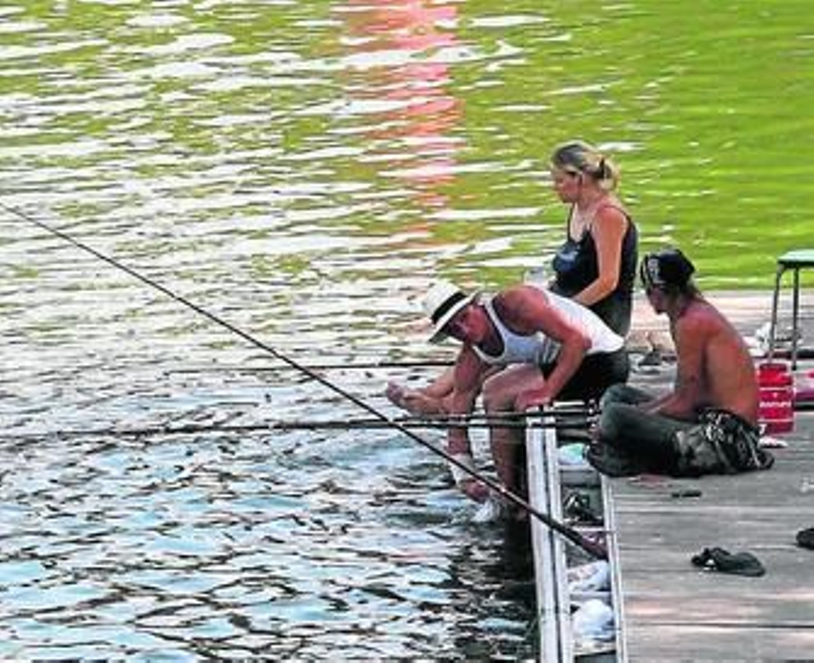 Varias personas pescan en el río Guadalquivir, en imagen de archivo.
