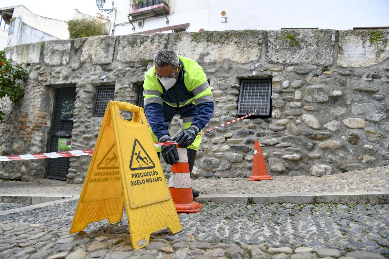 Fotos: acción contra el vandalismo y la suciedad en el Albaicín