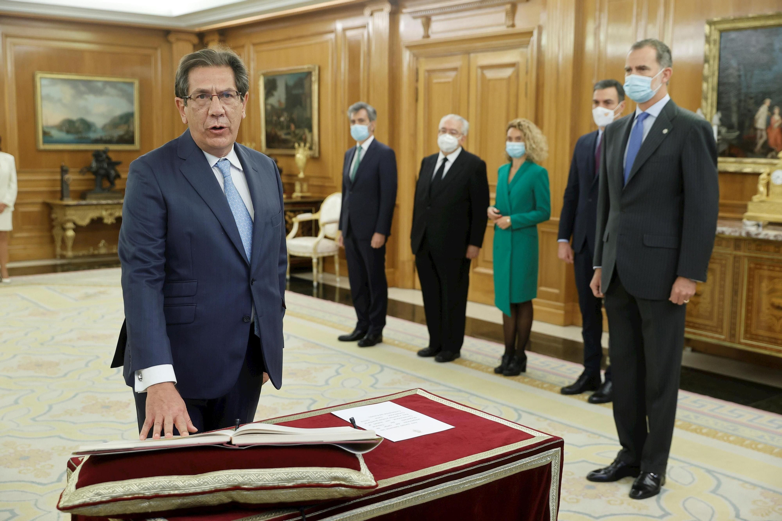 Enrique Arnaldo Alcubilla, nuevo magistrado del Tribunal Constitucional, jura su cargo ante el Rey Felipe, en un acto celebrado este jueves en el Palacio de La Zarzuela al que han asistido el presidente del Gobierno, Pedro Sánchez (2d); la presidenta del Congreso de los Diputados, Meritxel Batet 83d); el presidente del Tribunal Supremo, Carlos Lesmes (2i), y el presidente del Tribunal Constitucional, Juan José González Rivas (3i), entre otras autoridades.