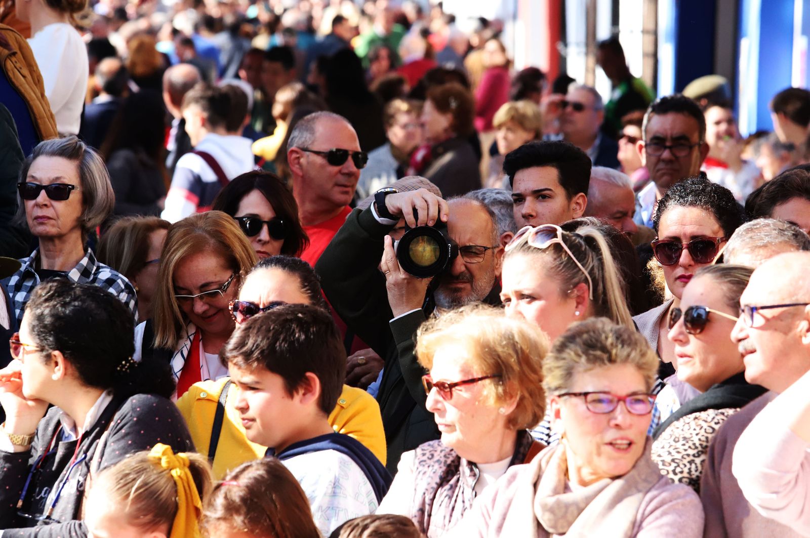 Imágenes de Don Felipe y Doña Letizia arropados por el cariño de los almonteños