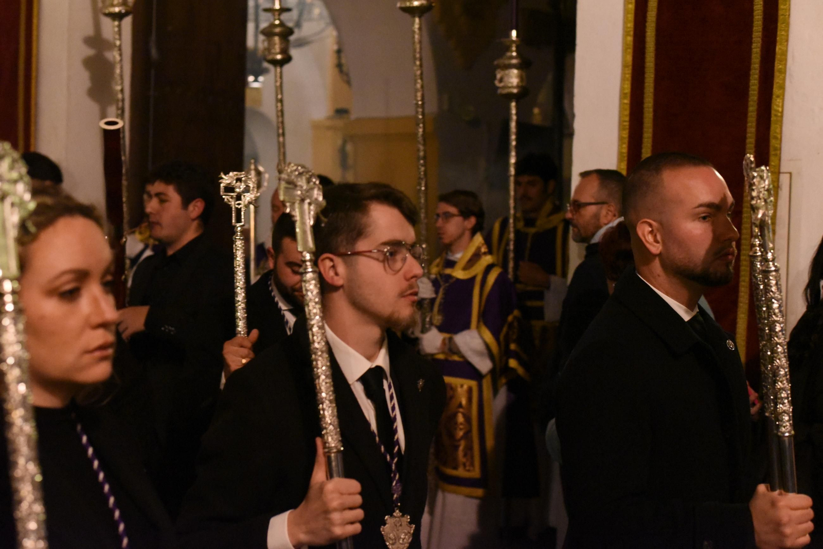 El vía crucis del Señor de Pasión por las calles de San Basilio, en imágenes