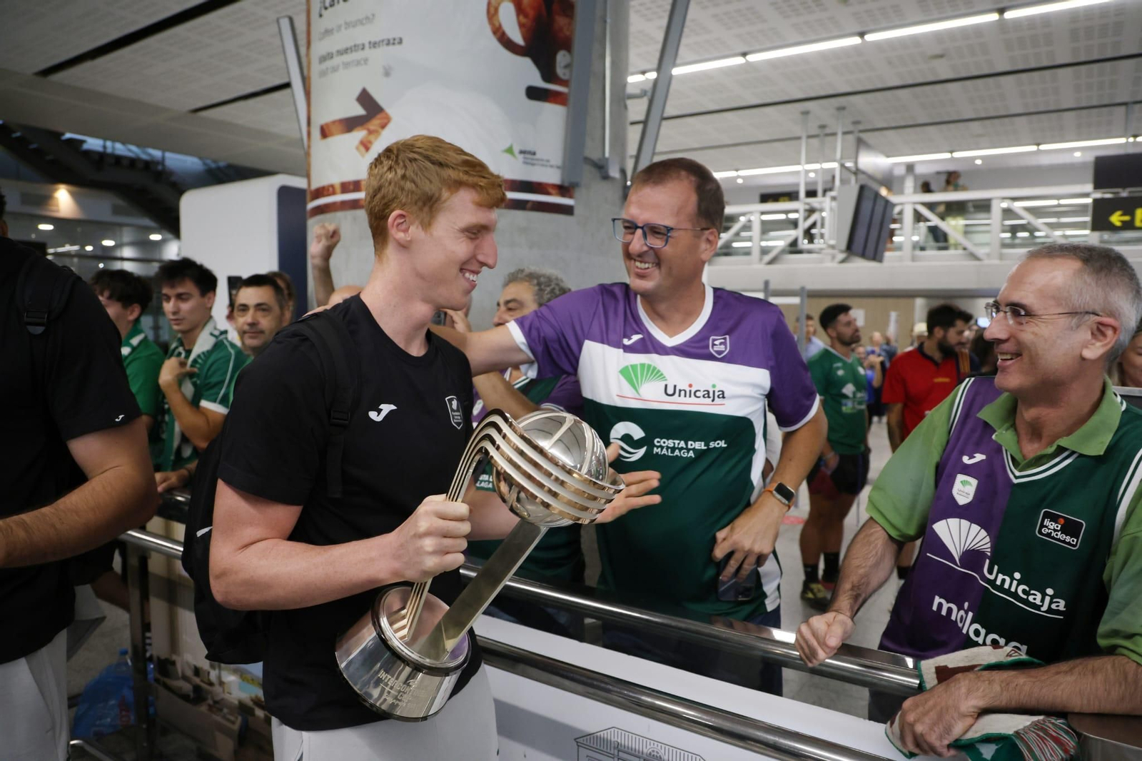 El Unicaja brinda la Intercontinental a un centenar de aficionados en el aeropuerto