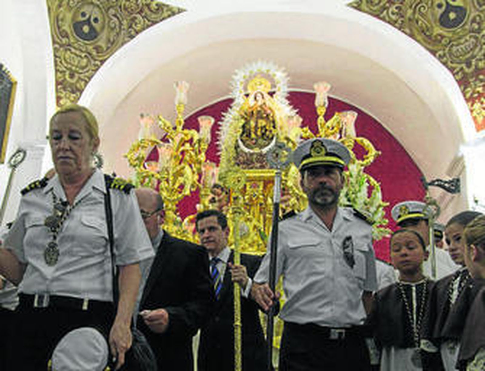 El Carmen de Calatrava salía de su capilla entre monaguillos y marineros.