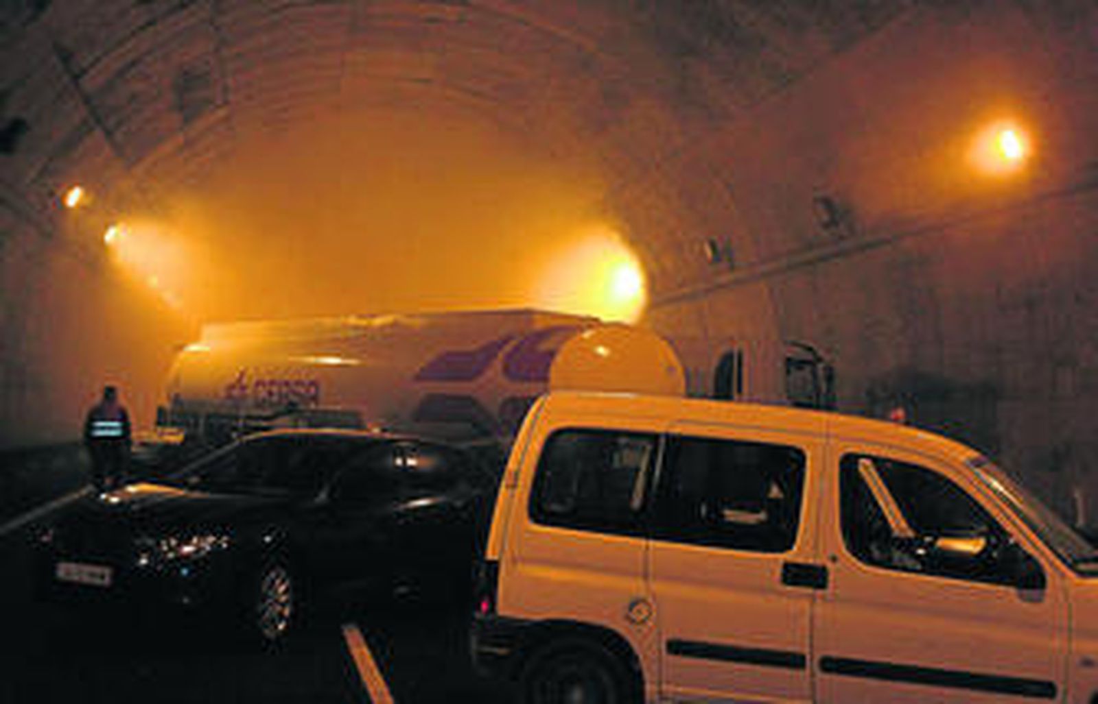 Interior del túnel de la A-381 durante la recreación del accidente de tráfico con vertido de carburante e incendio, ayer.