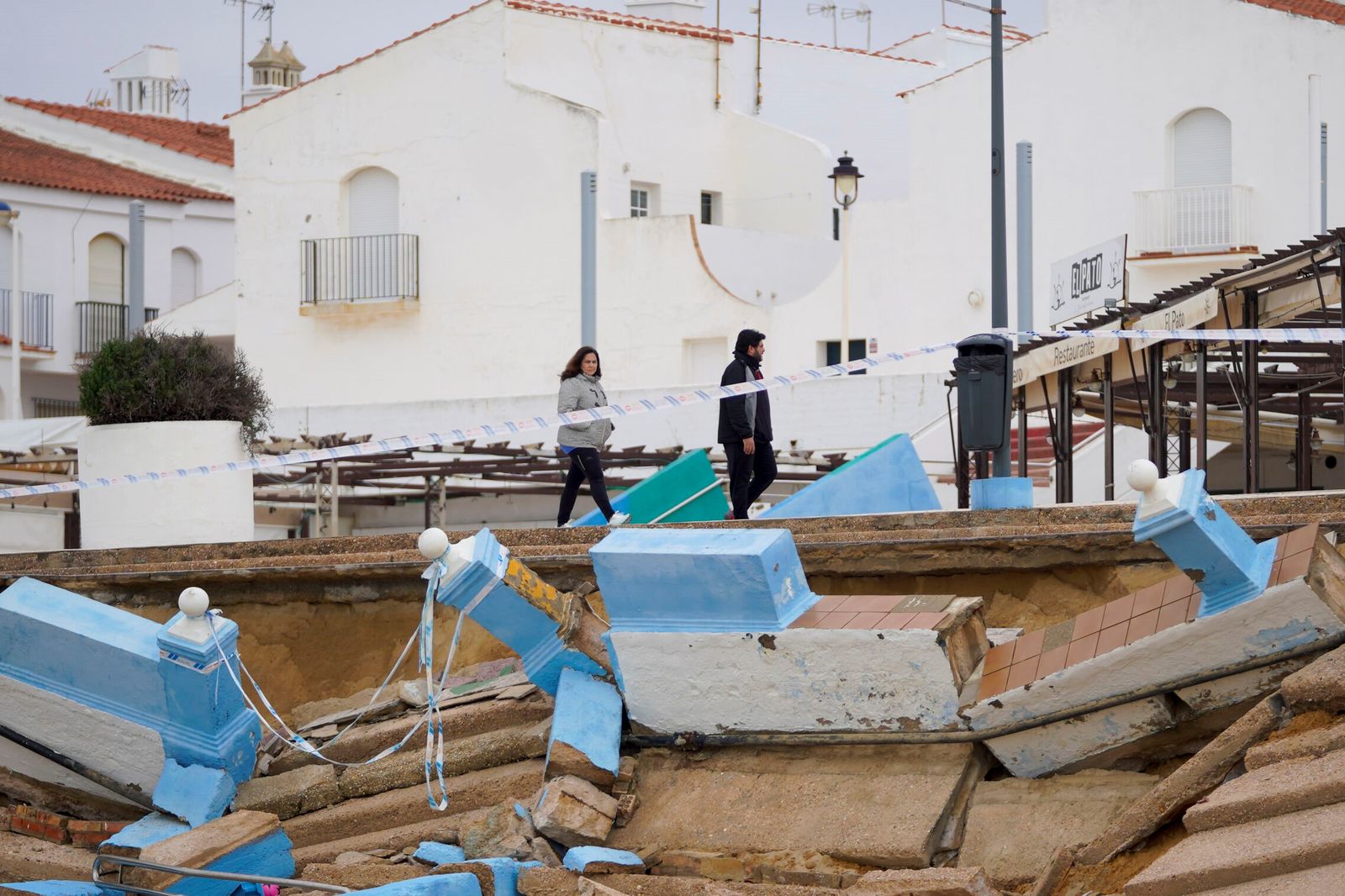 Los destrozos causados por el último temporal a la playa y al paseo marítimo de Matalascañas