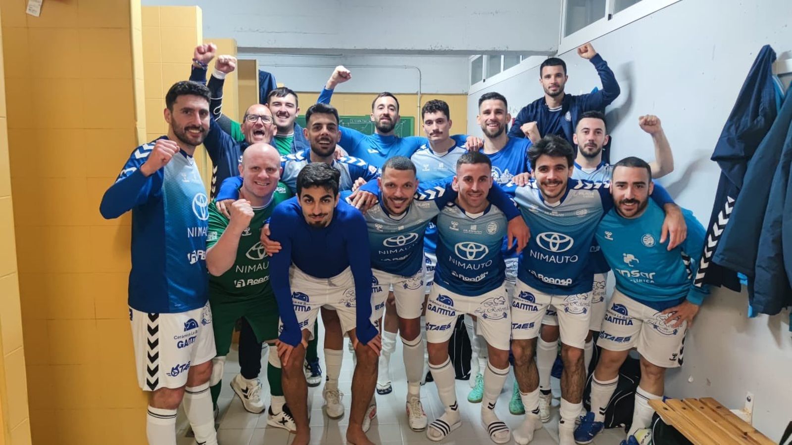 Los jugadores del Xerez Toyota Nimauto celebran la victoria en casa del Bujalance.
