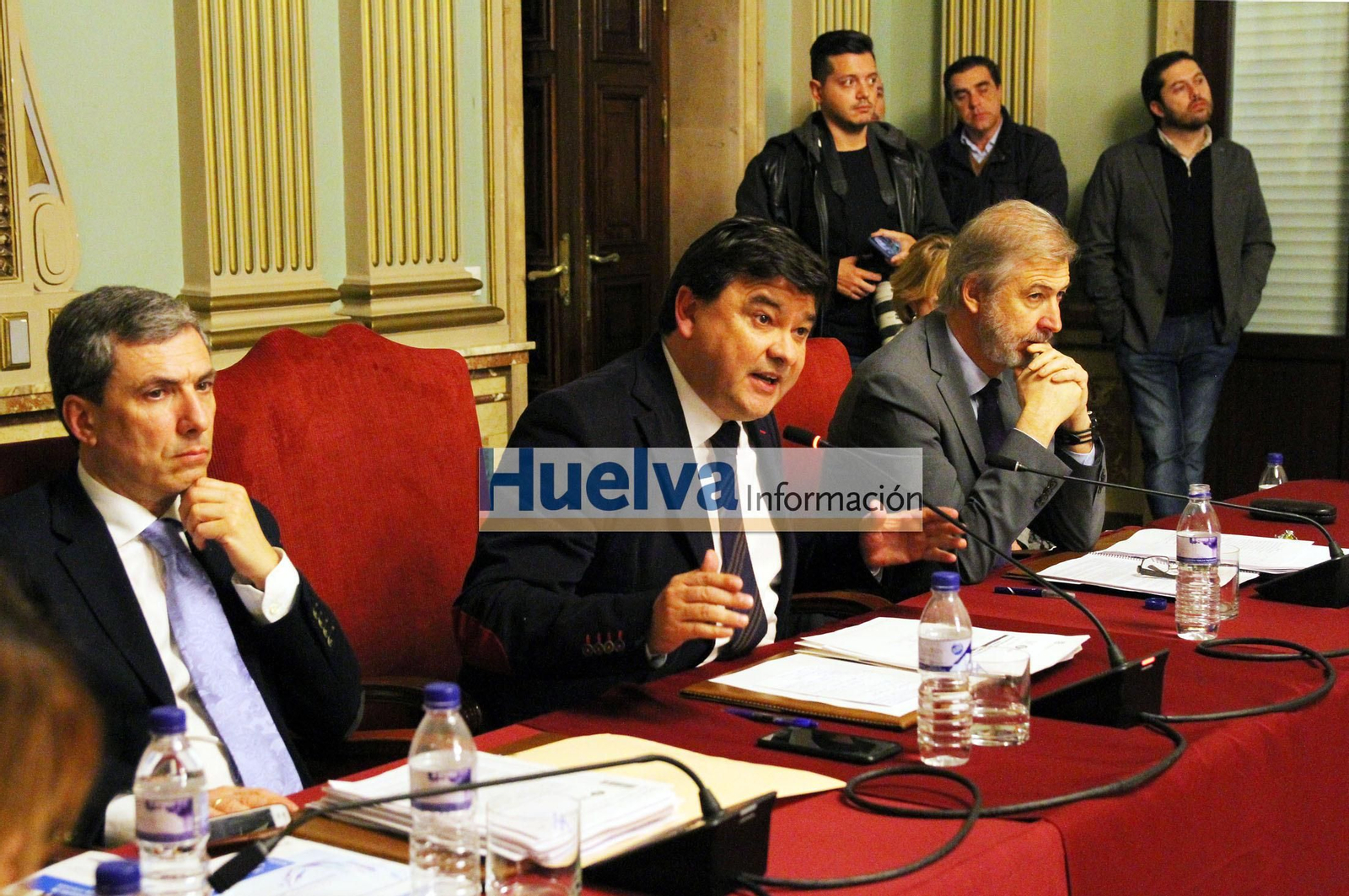 Imágenes del pleno en el ayuntamiento de Huelva para aprobar el pago de la deuda del Recre con Hacienda.
