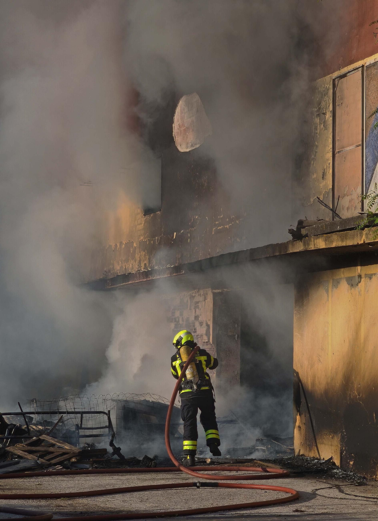 Fotos del incendio de la edificio abandonado en la avenida Gesto por la Paz de Algeciras