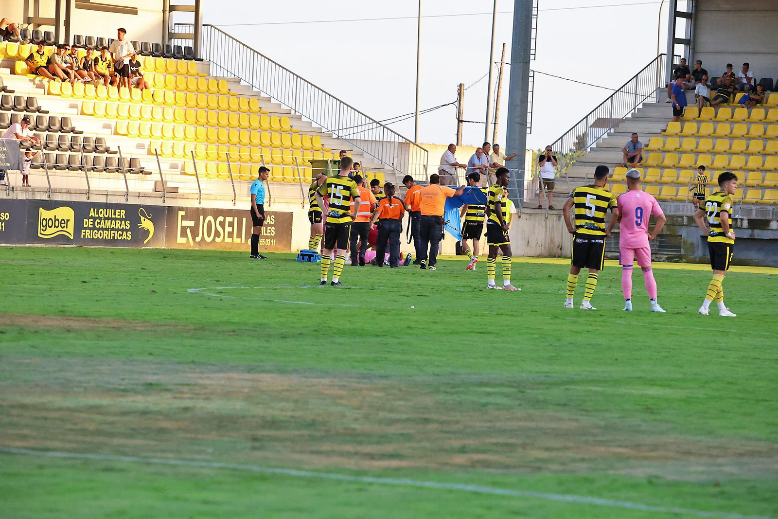 Imágenes del Trofeo de la Bella entre el San Roque de Lepe y el Recreativo de Huelva