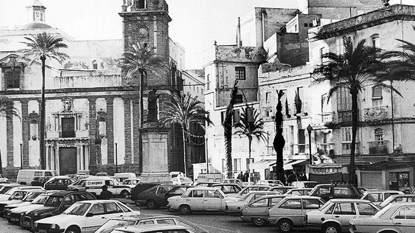 La plaza de la Catedral llena de coches antes de su peatonalización. La plaza de la Catedral llena de coches antes de su peatonalización.