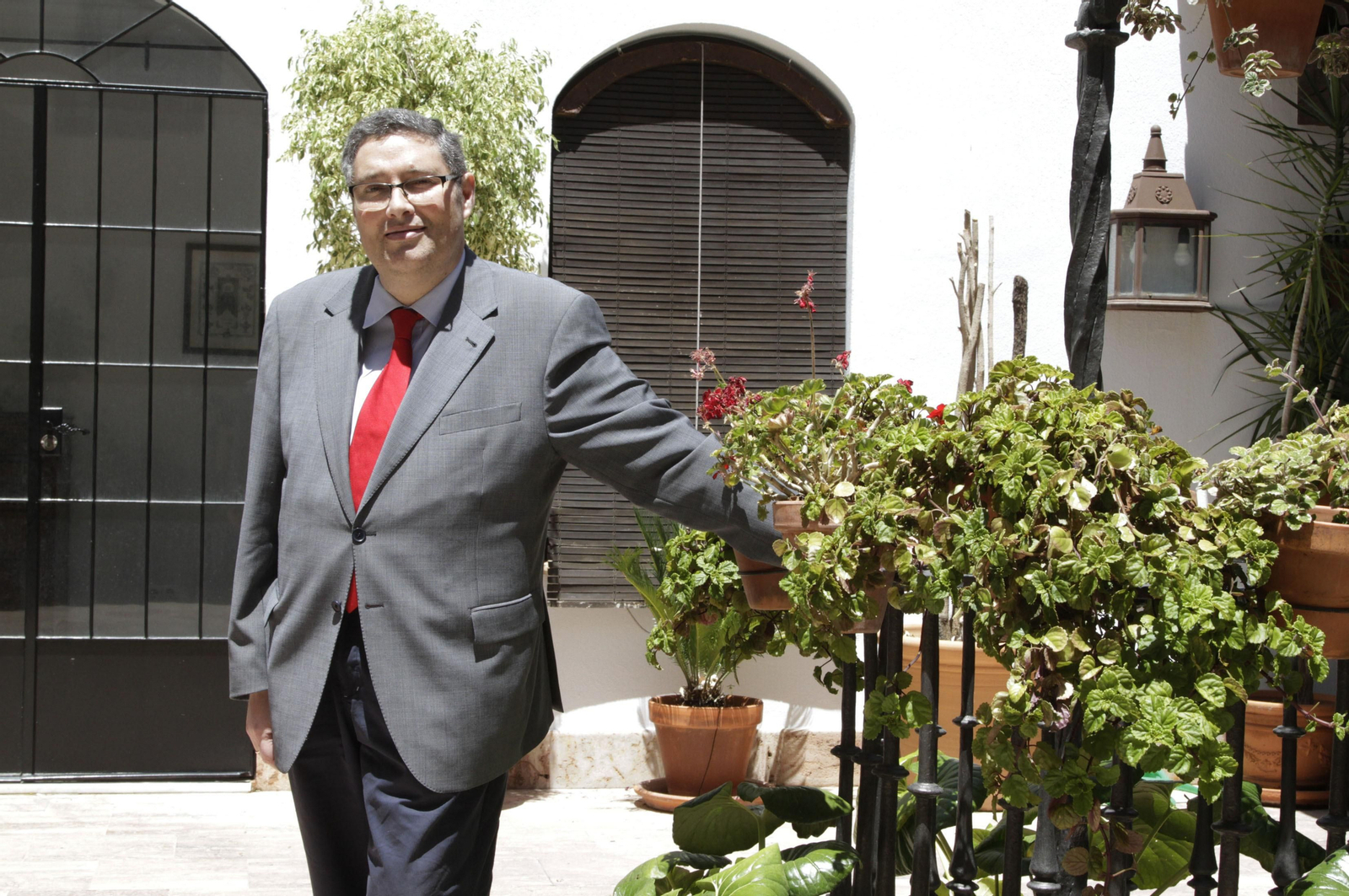 Juan Ignacio Reales en el patio de la casa de hermandad en Almonte.